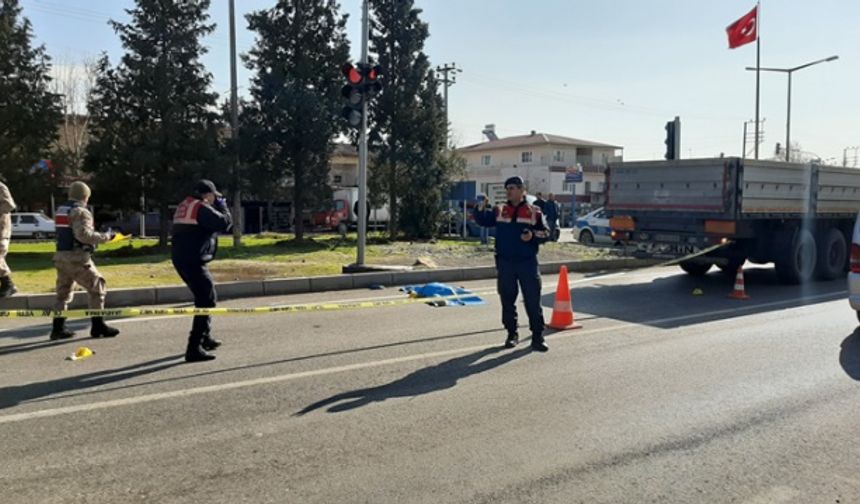 Yolun karşısına geçerken tırın ezdiği kadın öldü