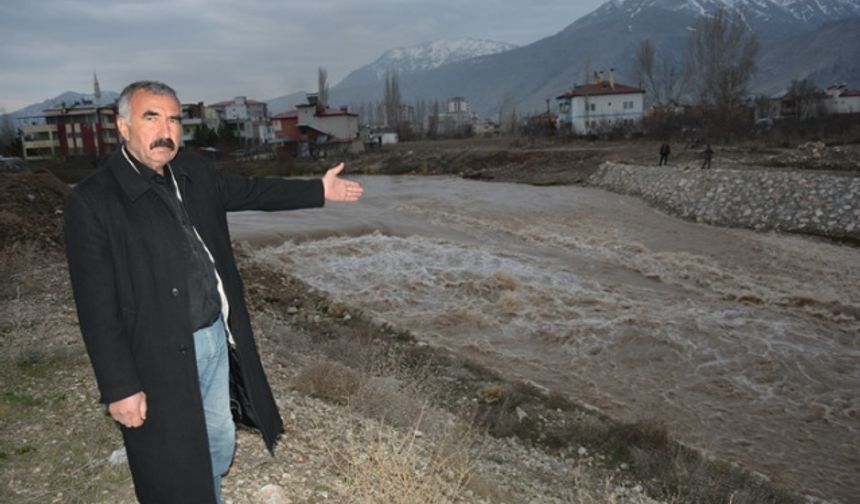 Kahramanmaraş'ta Ceyhan Nehri taştı, tarım alanları su altında kaldı