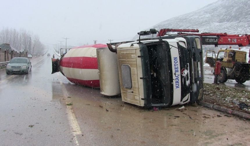 Kahramanmaraş'ta beton mikseri devrildi: 2 yaralı