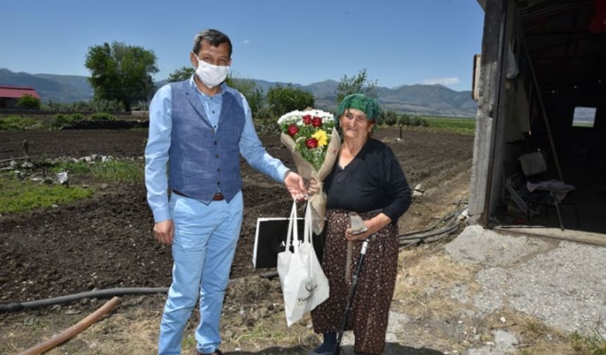 107 yaşında tarlada çalışırken Anneler Günü kutlandı