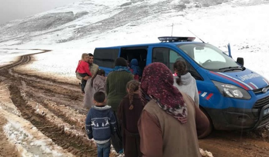 Kahramanmaraş kar yağışı nedeniyle mahsur kalan 30 yaylacı kurtarıldı