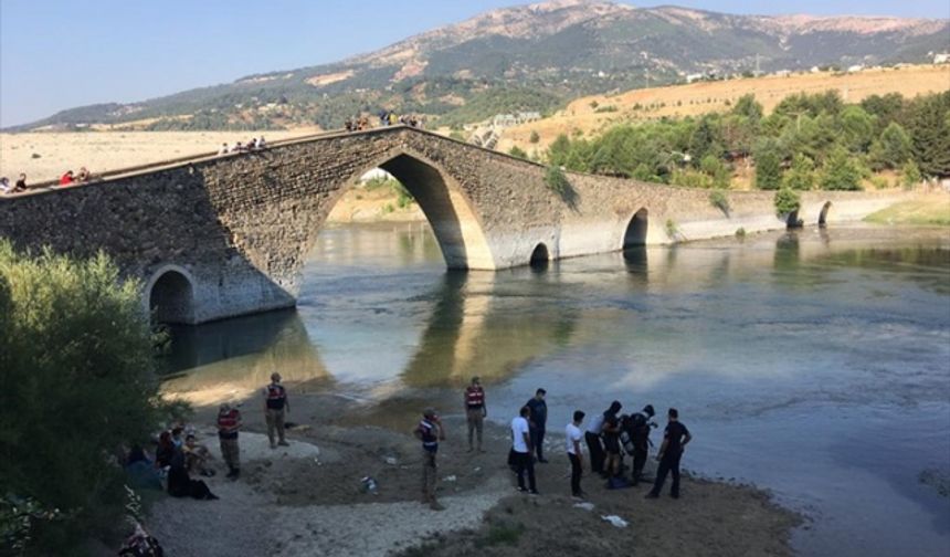 Kahramanmaraş'ta Ceyhan Nehri'ne giren Suriyeli 2 kardeşten 1'i boğuldu