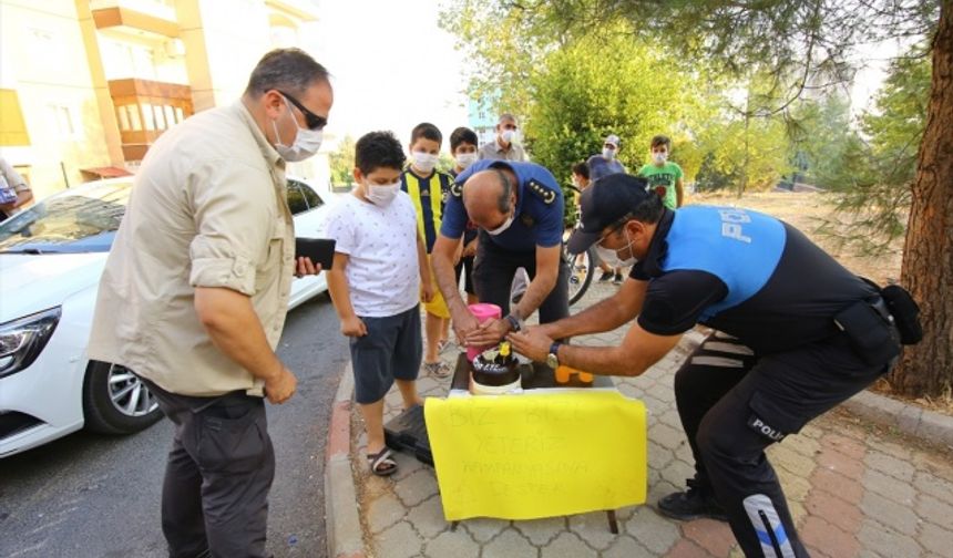 Kahramanmaraş'ta limonata satarak "Biz Bize Yeteriz Türkiyem" sloganıyla destek veren Zekeri'ya doğun günü sürprizi!