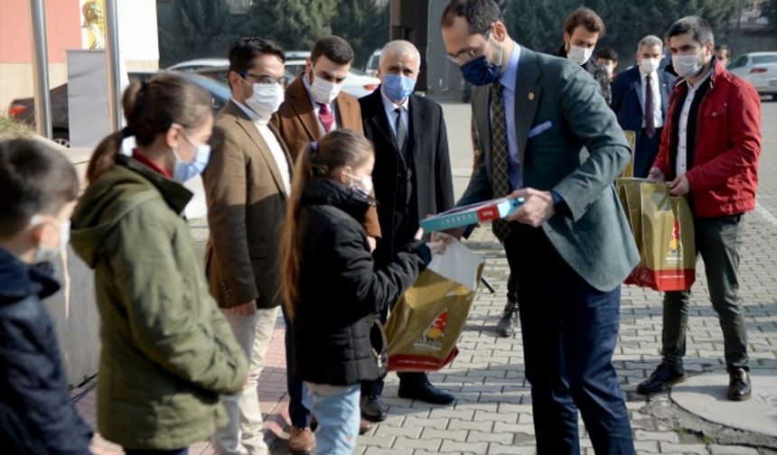 Kahramanmaraş'ta 400 öğrenciye tablet hediye edildi!