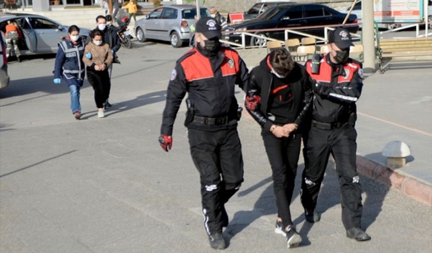 Kahramanmaraş'ta park halindeki otomobili çaldıkları iddiasıyla yakalanan 2 şüpheli tutuklandı