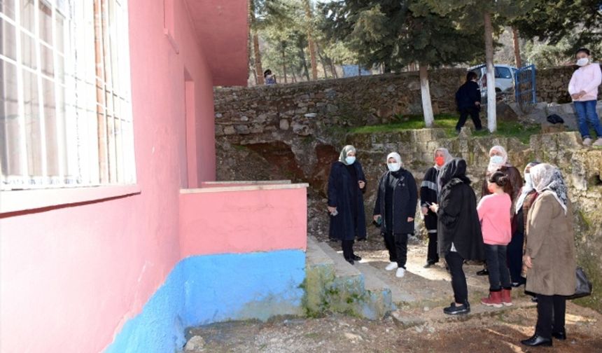 Kahramanmaraş'ta 9 gönüllü kadın, okulların tadilatını yapıyorlar!