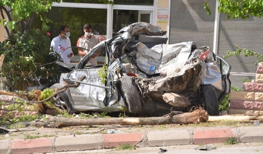 Kahramanmaraş'ta freni boşalan kamyon ev ve araçlara çarptı: 1 yaralı