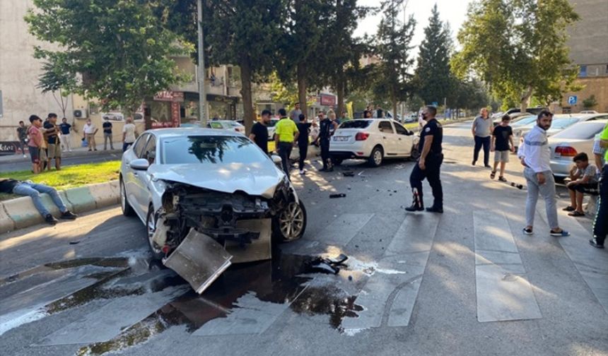 Kahramanmaraş'ta iki otomobil çarpıştı: 3 yaralı