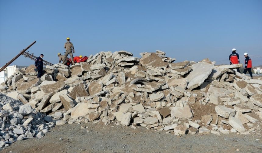 Kahramanmaraş'ta gönüllü ekiplerin katılımıyla deprem tatbikatı yapıldı!