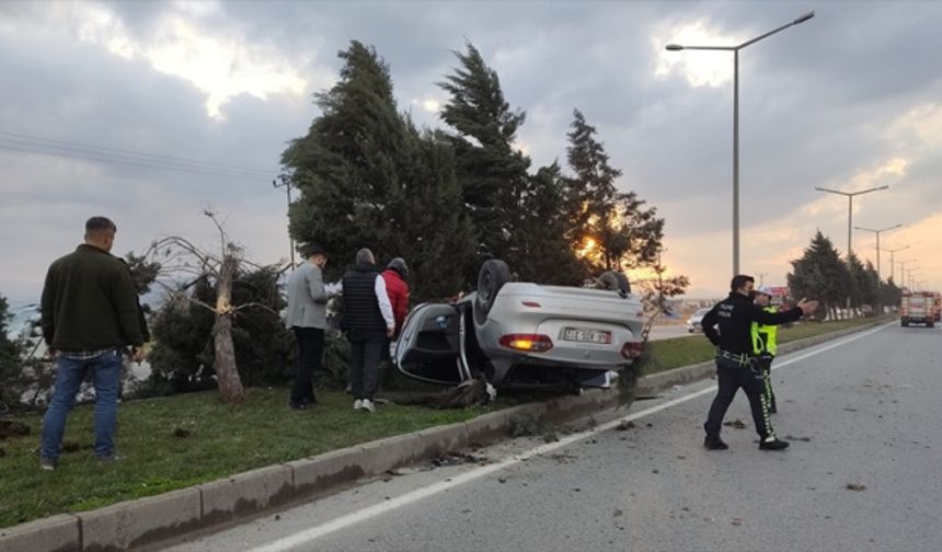 Kahramanmaraş’ta köpeğe çarpmamak için manevra yapan sürücü, direksiyon hakimiyetini kaybetmesi sonucu takla attı.