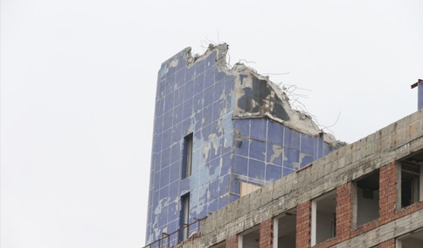 Kahramanmaraş'taki 18 katlı Sarı Bina'nın  yıkım çalışmaları devam ediyor.