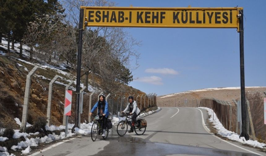 Bisikletle Avrupa ve Asya turuna çıkan Tayvanlılar Eshab-ı Kehf'te mola verdi