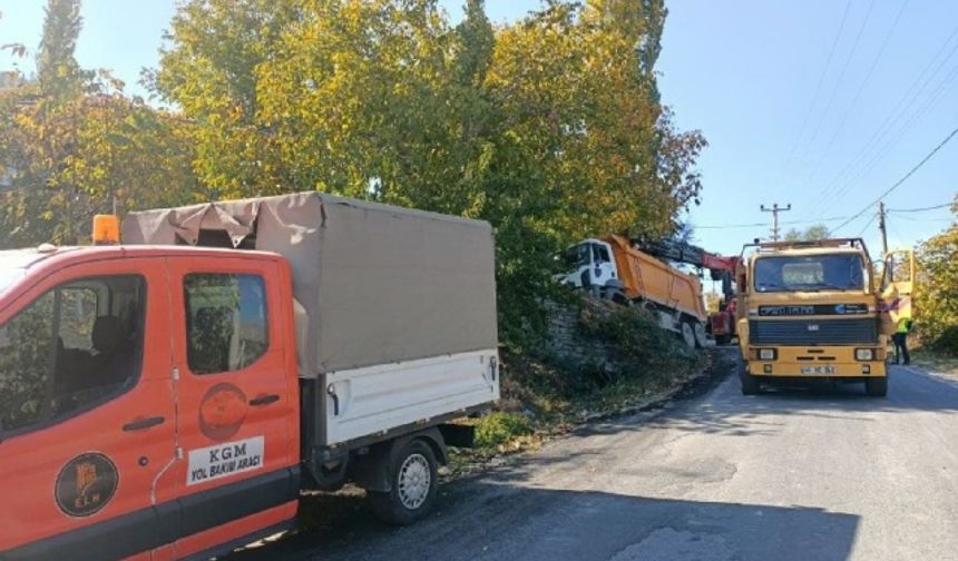 Kahramanmaraş'ta zift yüklü kamyon bahçe duvarına çarptı!