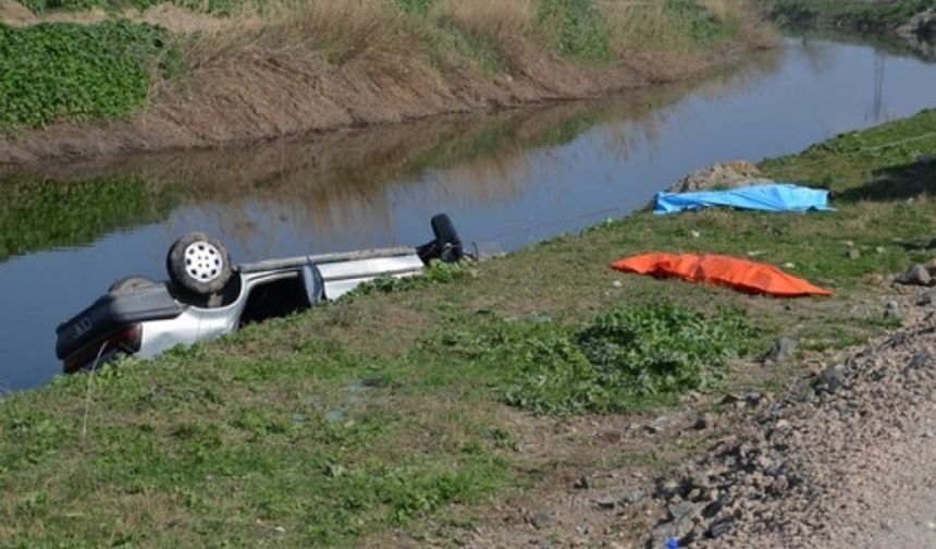 Lastiği patlayan otomobil kanala uçtu: 2 ölü, 1 yaralı