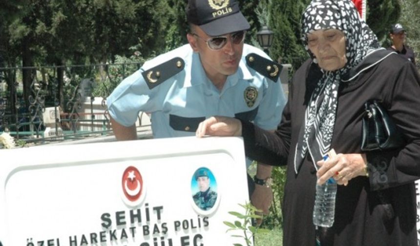 Kaynak, Kahramanmaraş Şehitler Mezarlığını ziyaret etti