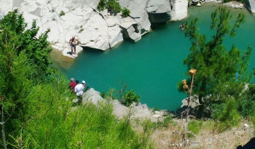 Serinlemek için girdiği baraj gölünde boğuldu