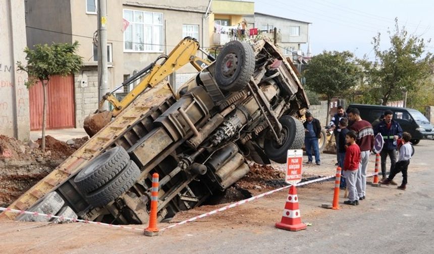 Kamyon kanalizasyon çukuruna düştü