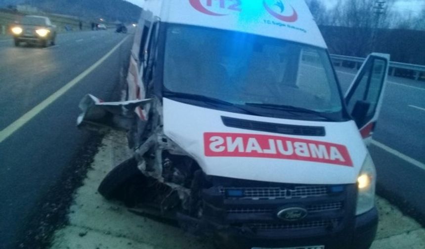 Ambulansa çarpan traktör ikiye bölündü: 1 yaralı