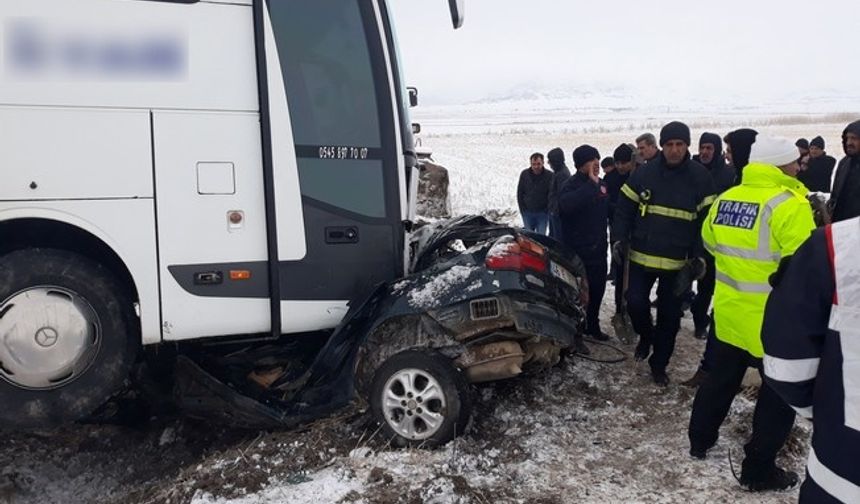 Kahramanmaraş'ta yolcu otobüsü ile otomobil çarpıştı: 1 ölü, 2 yaralı