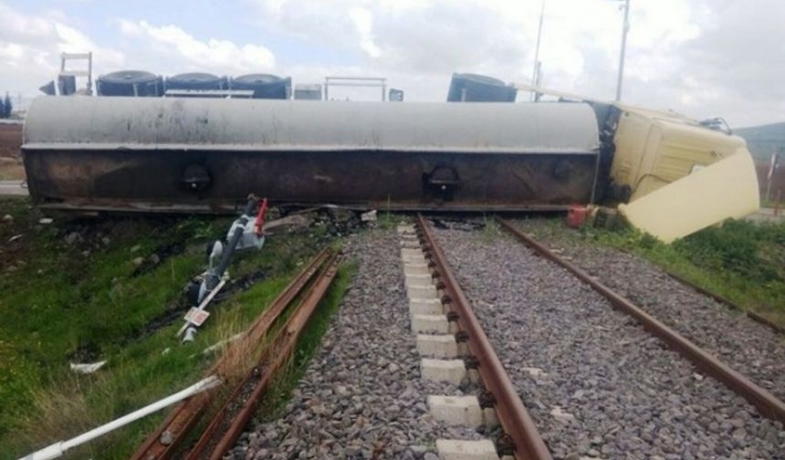 Asfalt yüklü tanker tren raylarına devrildi