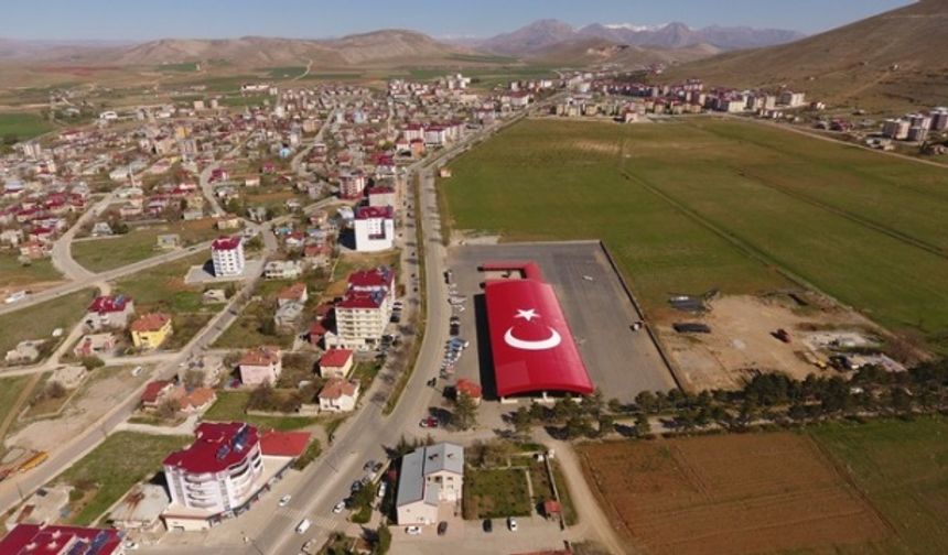 Afşin Belediyesi’nden dev Türk bayrağı