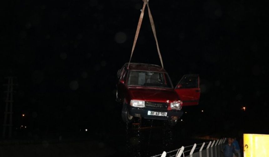 Su kanalına uçan otomobilden sağ çıktı