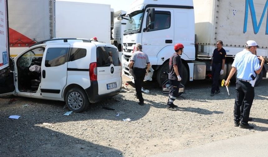 Kahramanmaraş'ta Bir otomobil tıra çarptı! 2 Ölü 2 Yaralı