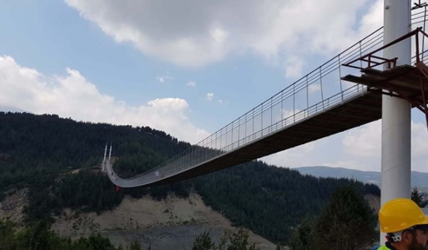 4 minareli yaya köprüsü ziyaretçi akınına uğruyor