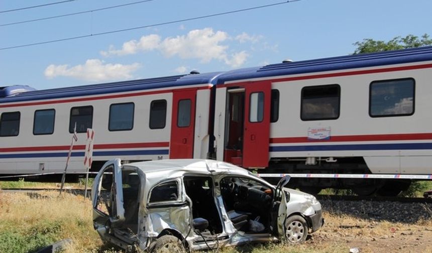 Yük treni hemzemin geçitte hafif ticari araca çarptı: 3 ölü, 5 yaralı