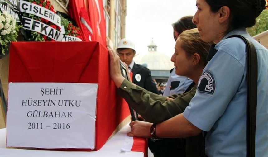 Şehit Ahmet Gülbahar ile 5 yaşındaki oğlu Hüseyin Utku, Kahramanmaraş'ta yan yana defnedildi