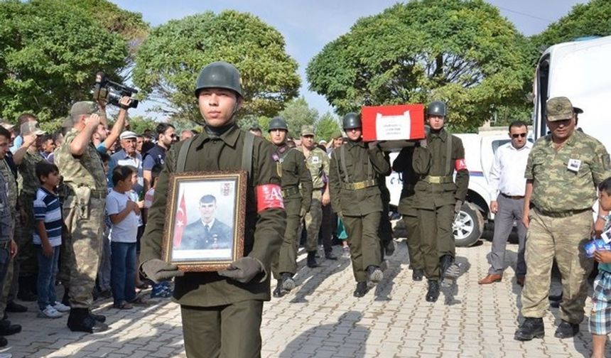 Kahramanmaraşlı şehit Uzman Çavuş Uğur Kartal, gözyaşları arasında toprağa verildi