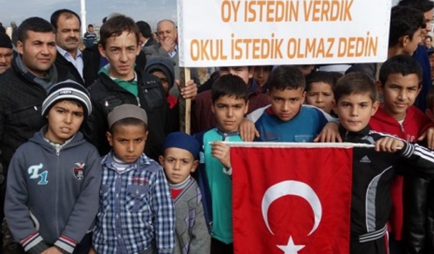 22 yıl önce temeli atılan okul için eylem yaptılar