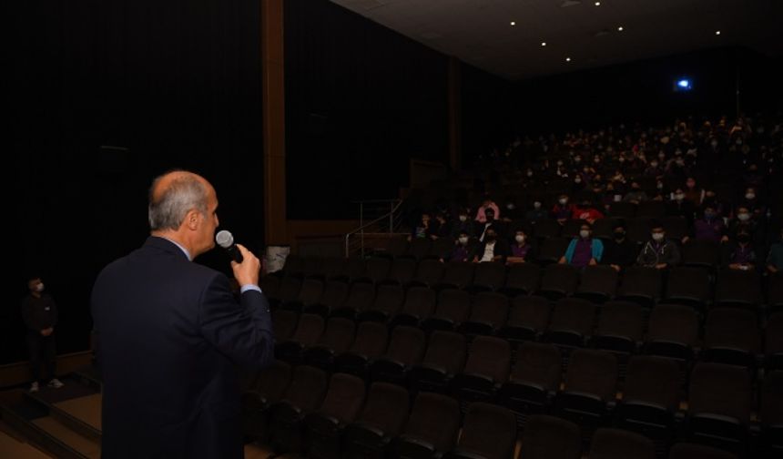 Başkan Okay öğrencilerle 'Akif' filminde bir araya geldi