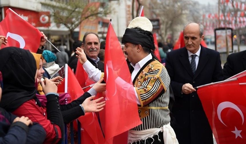 Başkan Okay vatandaşlara kendi elleriyle Türk Bayrağı dağıttı