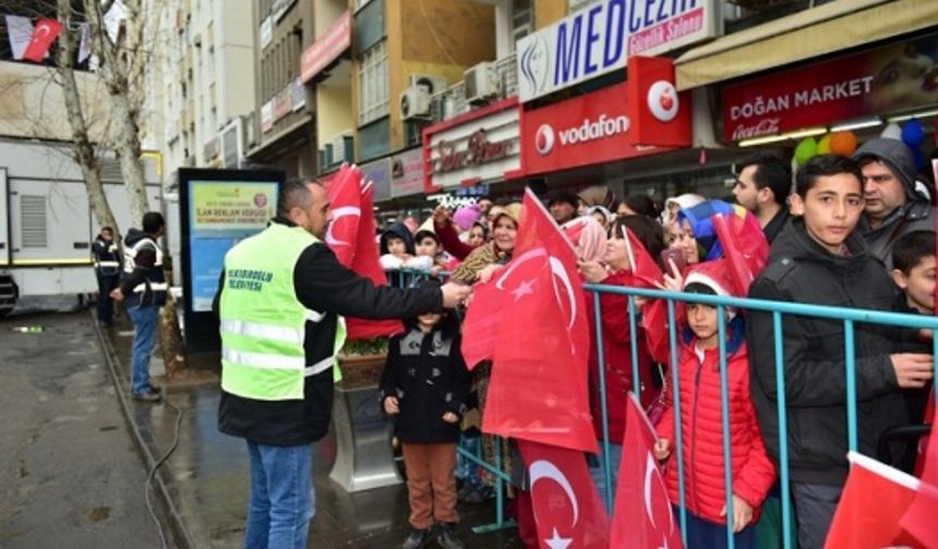 Dulkadiroğlu Belediyesinden 12 bin Türk bayrağı