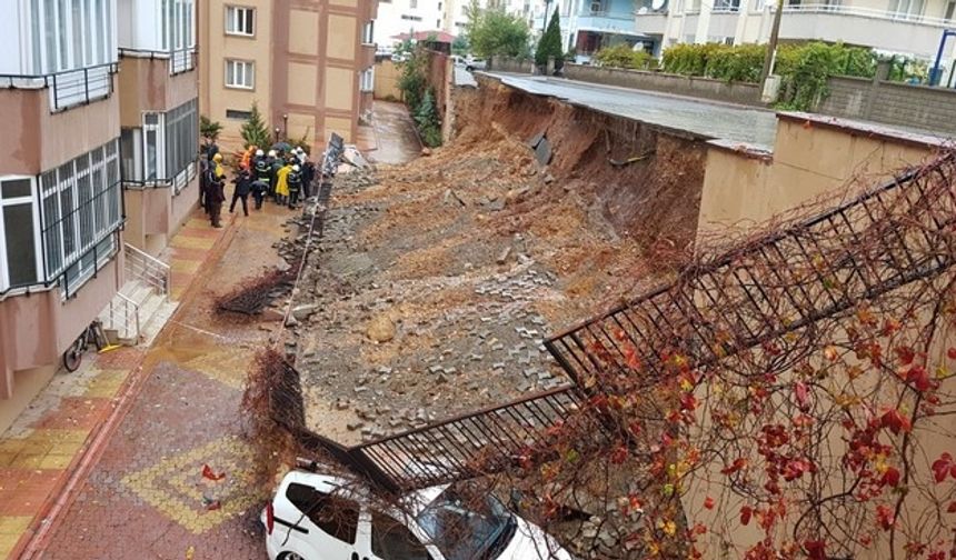 Kahramanmaraş'ta Apartmanın istinat duvarı çöktü