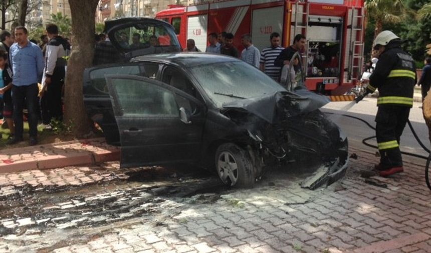 Kahramanmaraş'ta ağaca çarpan otomobildeki bir kişi ağır yaralandı