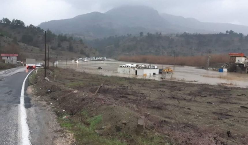 Kahramanmaraş'ı Ilıca'ya ve 16 köye bağlayan ana yolda vatandaş perişan oldu