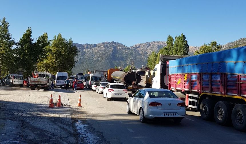 Vatandaşlar Tekir'de Yolu Trafiğe Kapattı