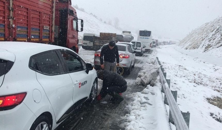 Kahramanmaraş'ta Kar yağışı trafiği olumsuz etkiledi