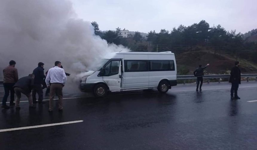 Kahramanmaraş'ta minibüs alev alev yandı