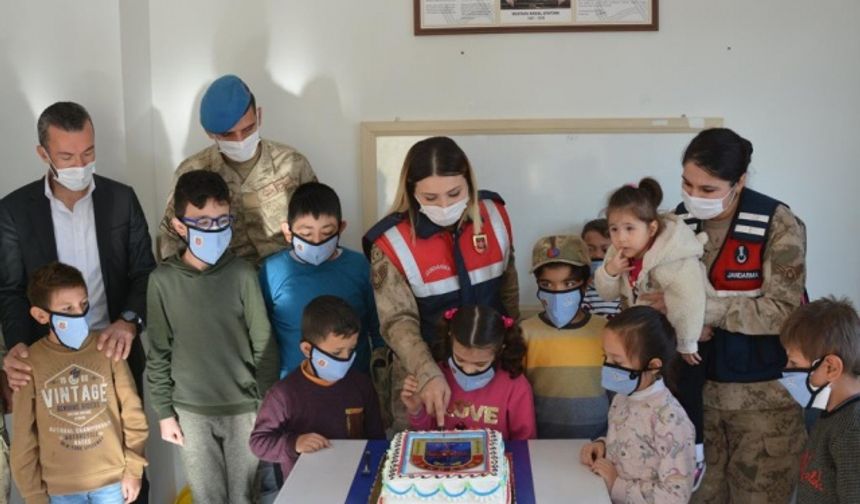 Kahramanmaraş'ta jandarma ekiplerinden engelli çocuklara ziyaret!