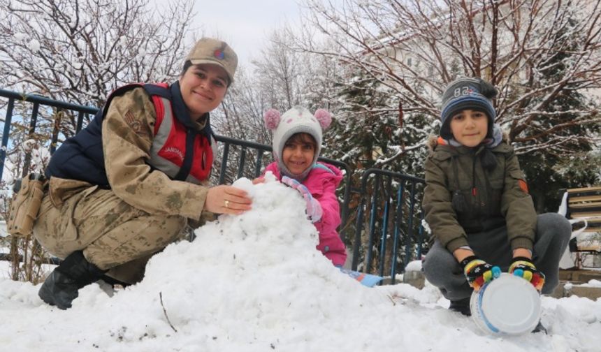 Kahramanmaraş'ta jandarma ekipleri çocuklarla kar topu oynadı!