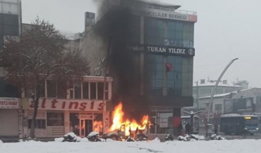 Kahramanmaraş'ta yanan hafif ticari araç kullanılmaz hale geldi!