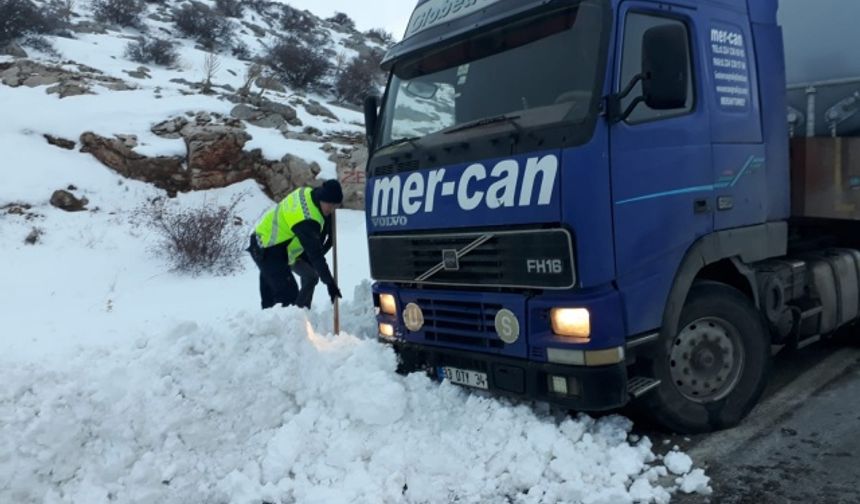 Kahramanmaraş'ta etkili kar yağışı nedeniyle sürücüler yolda kaldı!