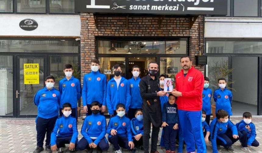 Kahramanmaraş'ta güreşçi çocuklara eşofman hediye edildi!