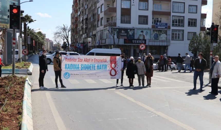 Ülkü Ocakları Kadınlar Gününde kadınlara gül hediye etti!