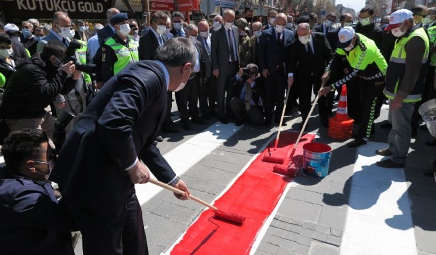 Kahramanmaraş’ta yaya geçitleri kırmızıyla boyandı!