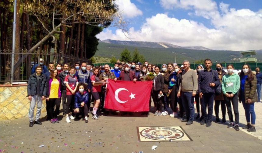 Kahramanmaraş'ta öğrencilerden polislere sürpriz!