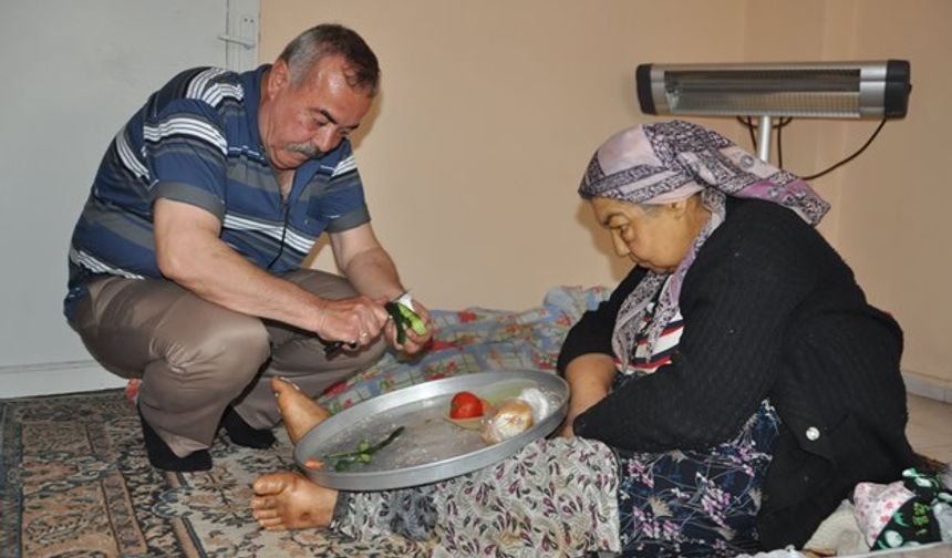 Yatalak kardeşinin bakımını üstlenince ailesi tarafından terk edildi